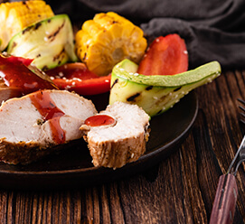 Ensalada con bruschetta y pechuga picante